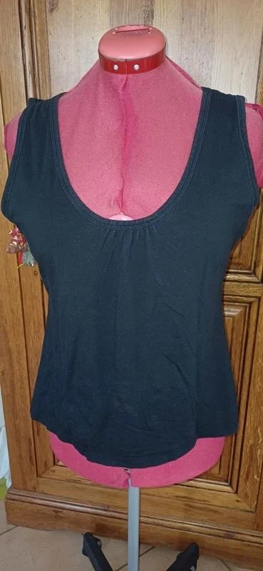 T shirt noir sans manches taille 42